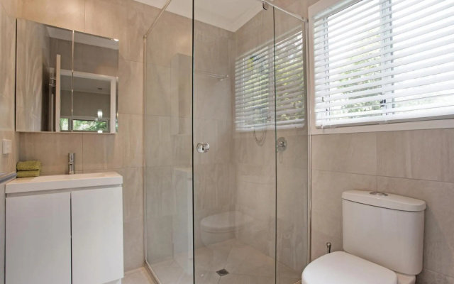 Beach Cottage on Cassia Avenue, Central Coolum Beach – Bathroom – Coolum Beach