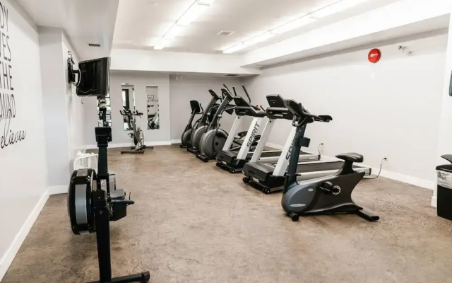 Lakefront Beachfront top Floor Condo w Pool