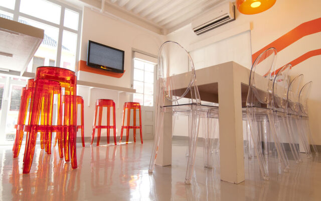 Wave Hotel & Cafe