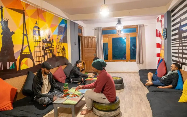 Whoopers Hostel Tosh