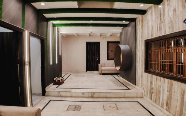 Lucky Restaurant And Guest House