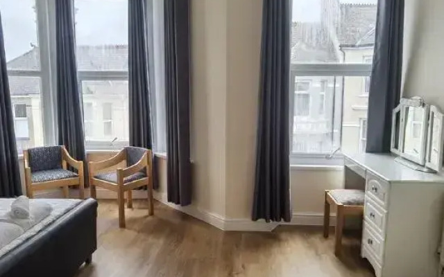 comfy 2 bedroom Apt in central area New Refurbishment