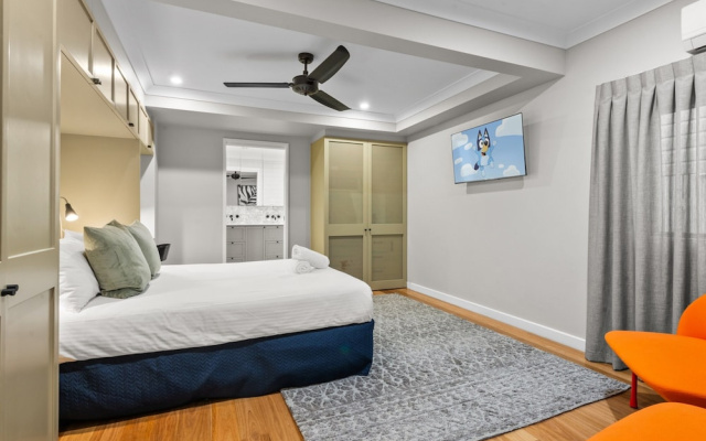 Bright 2-bed New Farm Apartment With Private Patio – Guest Rooms – Brisbane