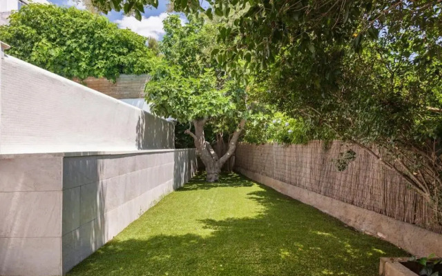 Moderna villa con piscina y amplio jardín