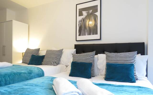 Tudors eSuites Birmingham Canalside with Gated Parking