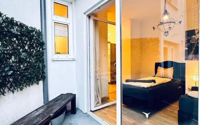 Lovely 2BR for 5 Peaceful Central Stay