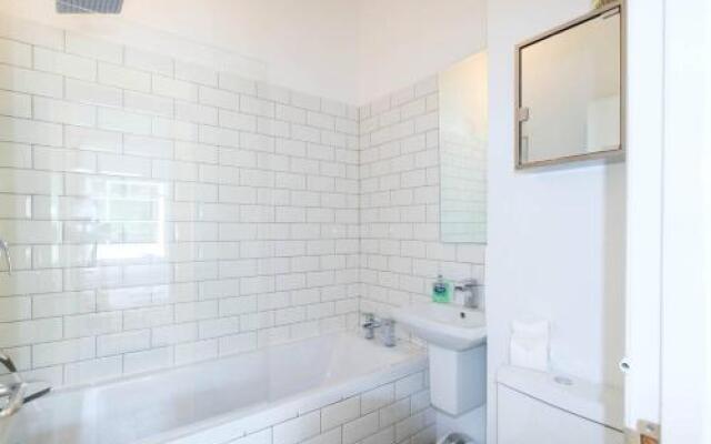 Bright & stylish 2 bed 1st floor apartment