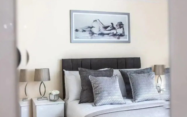 Lux Blu - Station Road