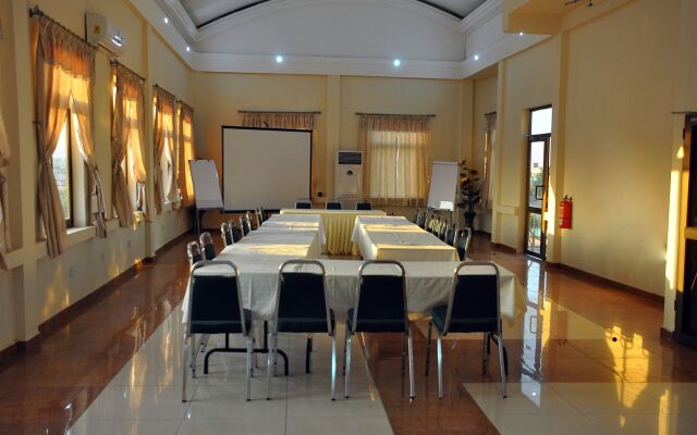Oscarpak Royal Hotel