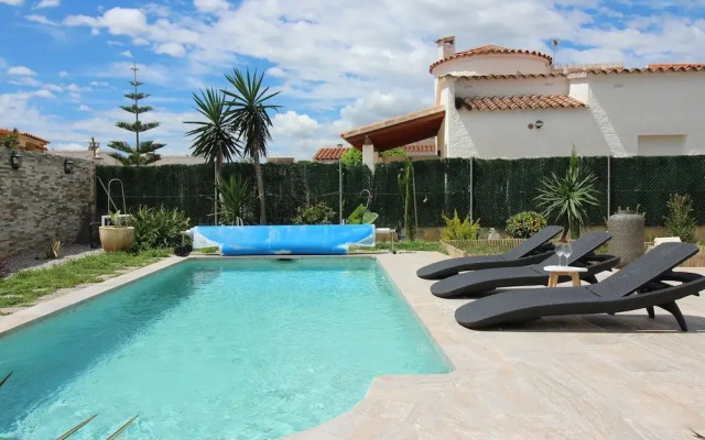 Elegant Holiday Home in Empuriabrava With Pool