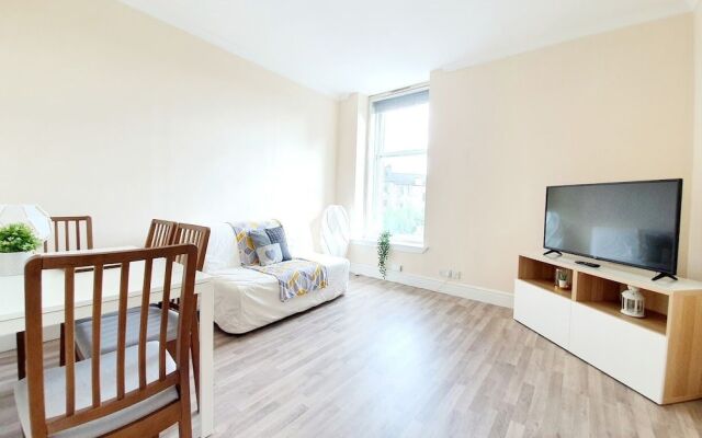 Gorgeous, Light & Airy Apartment in the Heart of the West End, Close to SEC and Hydro