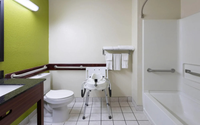 Super 8 by Wyndham South Boston VA