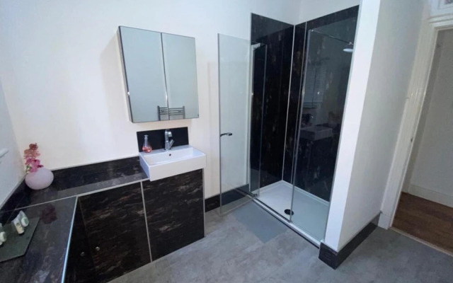 Beautiful 1-bed Apartment Situated in a Mansion