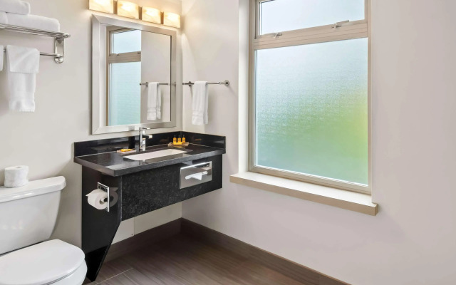 Best Western Plus Pitt Meadows Inn & Suites