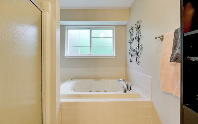 Pets Welcome: Convenient Family Home in Westland!