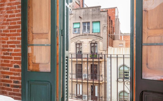 Bright family Apartment two steps from Sagrada Familia with balcony