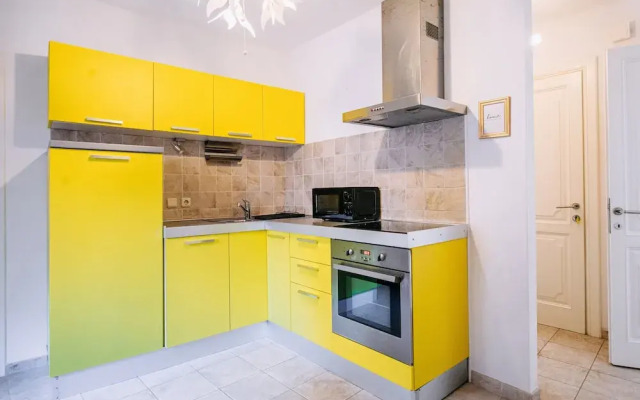 Illyria Old Town Apartment by DuHomes