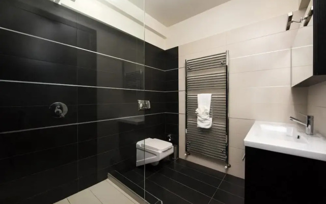 Villa Black White Dassia