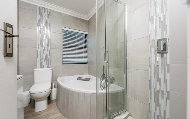 Beacon Wharf , George Hay 3 Holiday Accommodation