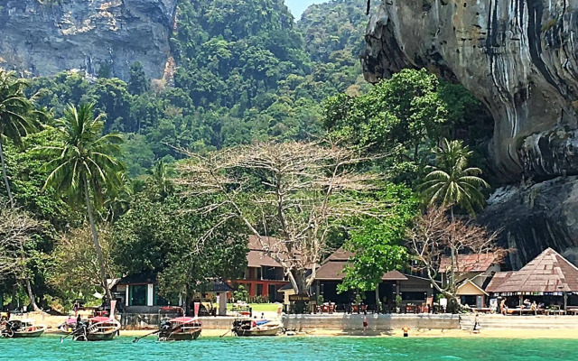 Tonsai Bay Resort