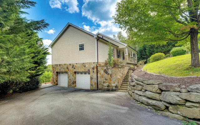 Hendersonville Retreat w/ Mtn Views & Deck!