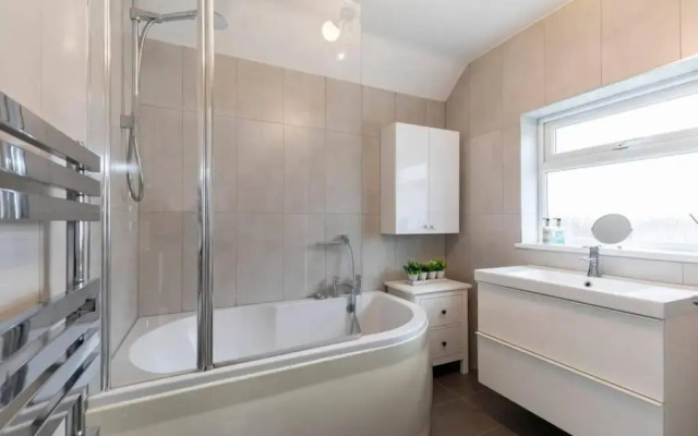 Modern Three Bedroom Home in Gloucester with Hot Tub
