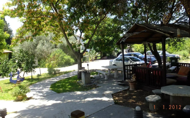 Nuriel Fruit & Guest House