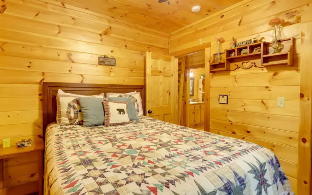 On Fightingtown Creek: Forested Mccaysville Cabin!