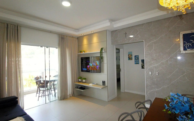 1077 Excelente opção com duas suítes no centro de Bombinhas