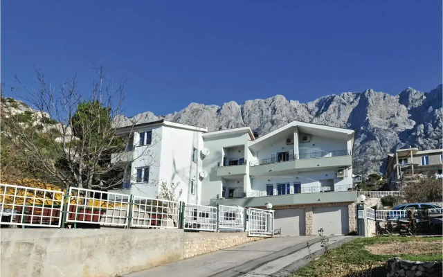 One-Bedroom Apartment Makarska with Sea View 04