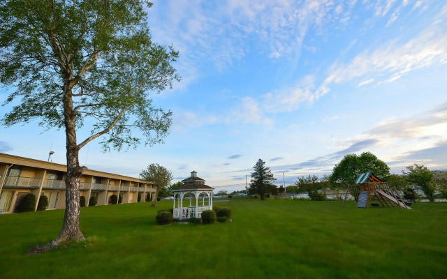 Riverview Inn & Suites