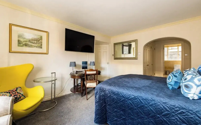 Mayfair 3-bed 6-guest W/patio & ac Berkeley Square