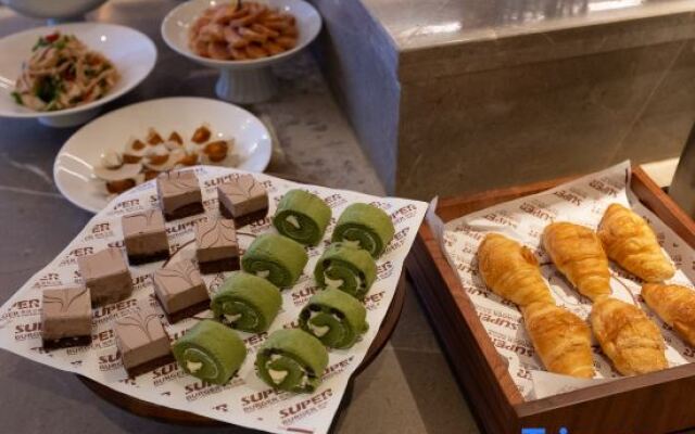 Shanghai People's Square Nanjing East Road Pedestrian Street Treasury Hotel