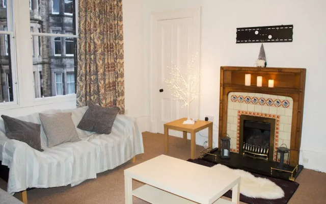 Spacious 3 Bedroom Flat in Marchmont