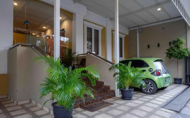 SANS Hotel Empress Simpang Lima