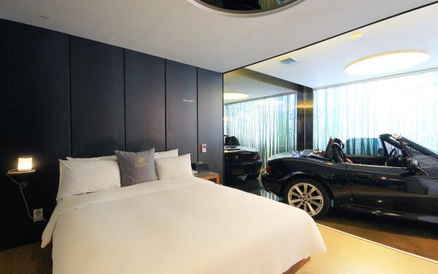 H Drive Hotel