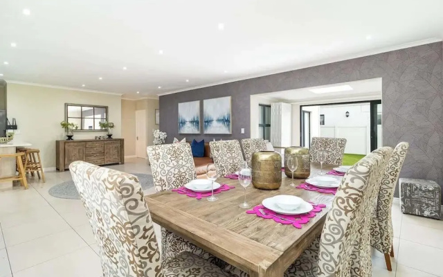 Spacious Sunningdale Retreat With Poolside Charm