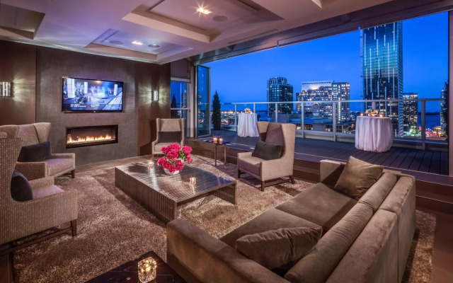 One King West Hotel & Residence