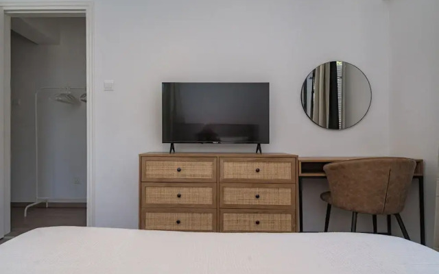 City Center Modern Boho Stay