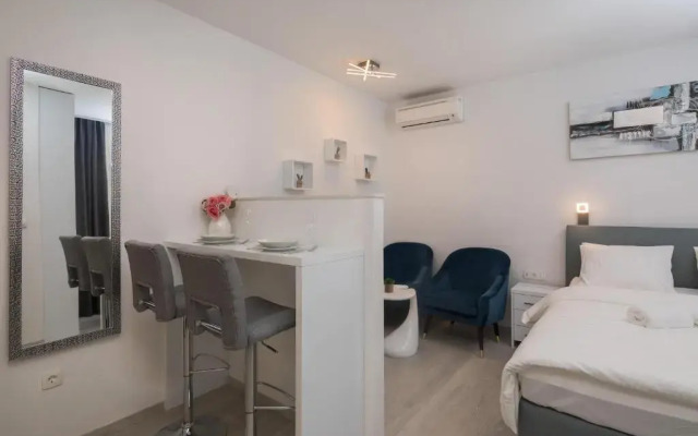 Luxury Studios & Rooms Seven
