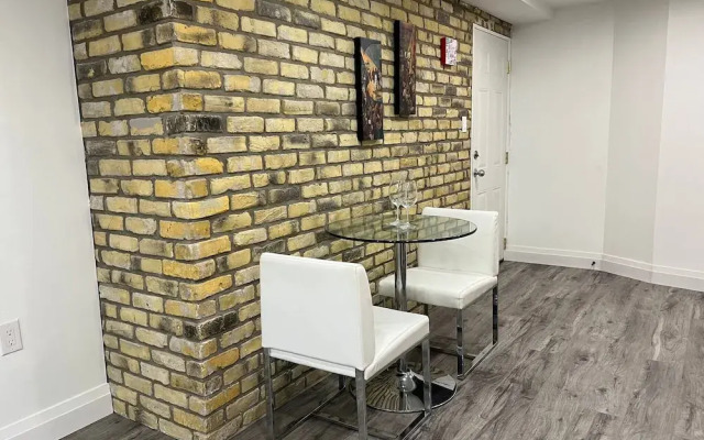 Adorable 1 Bedroom Suite With Kitchen &