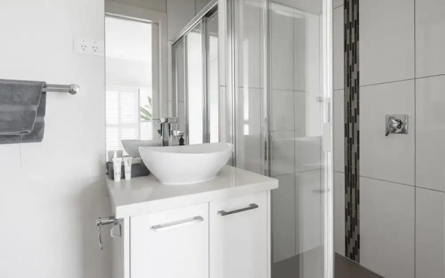 The Jetty Beach Apartment by Ready Set Host