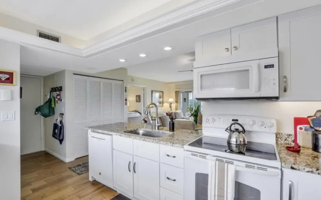 Island-style Condo With Pool, spa and Steps to Beach