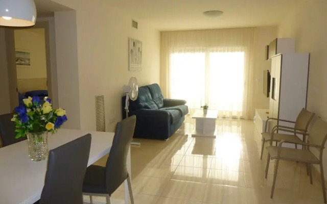 Quaint Apartment in Roses near Nova Sand Beach