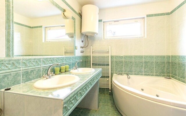 Apartment With In Fažana With Furnished Terrace And Wifi