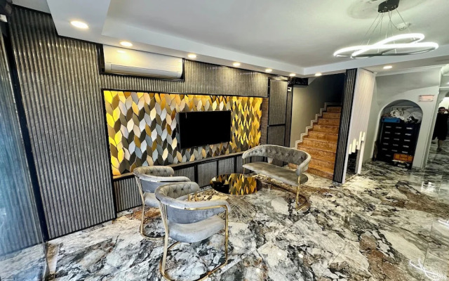 Crowned Exclusive Hotel