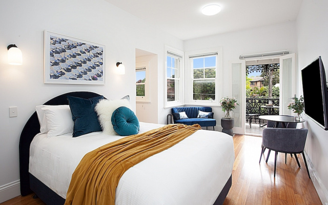 Beautiful Studio in Heritage Building With Balcony – Guest Rooms – Sydney
