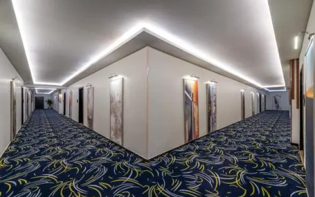 The Palace Hotel Suites 8