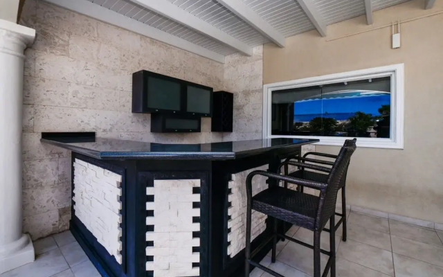 Massive Oceanfront Villa - Spa - Sauna - Gameroom - Malmok!