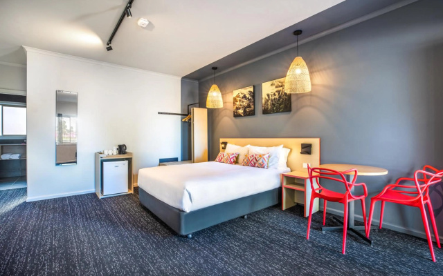 Nightcap at Monash Hotel – Guest Rooms – Melbourne